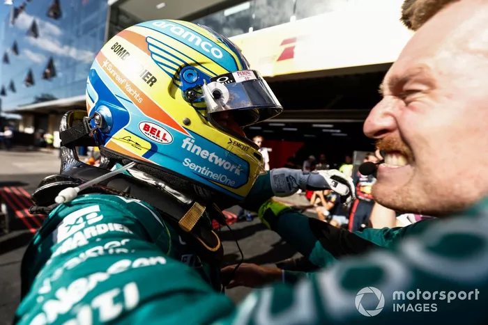 Fernando Alonso, Aston Martin F1 Team, 3ª posición, celebra su llegada al Parc Ferme