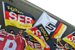 Sebastian Vettel, Ferrari Fans auf der Tribüne