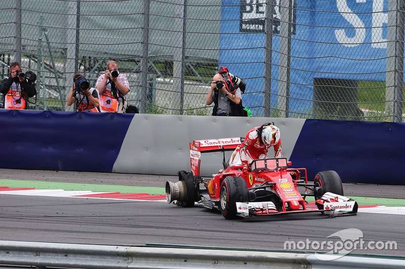 Sebastian Vettel, Ferrari SF16-H retirado de la carrera cuando explotó su neumático trasero