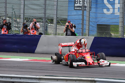 Sebastian Vettel, Ferrari SF16-H si ritira dalla gara per l'esplosione della gomma posteriore