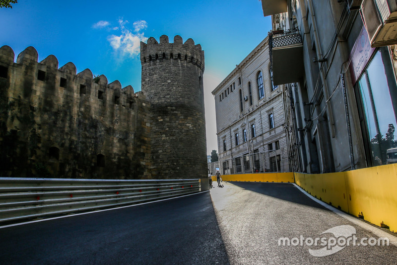 Circuito ciudad de Bakú en la curva 10 con el castillo