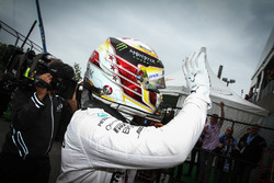 Льюис Хэмилтон, Mercedes AMG F1 празднует поул-позицию в закрытом парке
