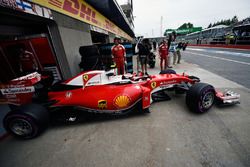 Kimi Raikkonen, Ferrari SF16-H deja los pits