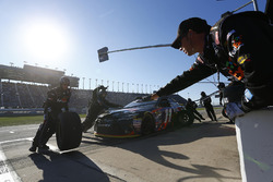 Denny Hamlin, Joe Gibbs Racing Toyota, pit stop