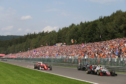 Kimi Raikkonen, Ferrari SF16-H con daño en el inicio de la carrera