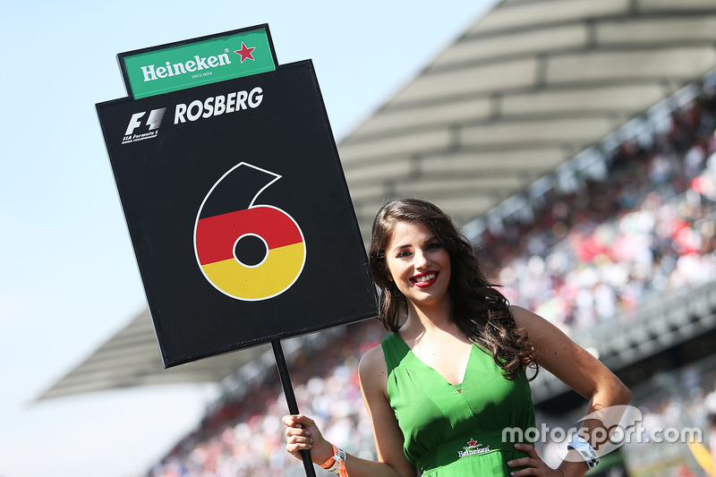 Chica de la parrilla para Nico Rosberg, Mercedes AMG F1