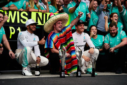 Le vainqueur Lewis Hamilton, Mercedes AMG F1 et son équipier Nico Rosberg, Mercedes AMG F1 fêtent le doublé avec l'équipe