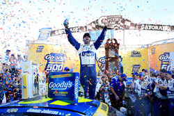 Ganador de la carrera Jimmie Johnson, Hendrick Motorsports Chevrolet