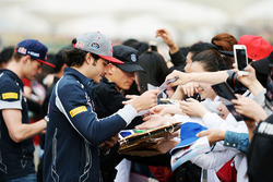 Carlos Sainz Jr., Scuderia Toro Rosso firma de autógrafos para los fans