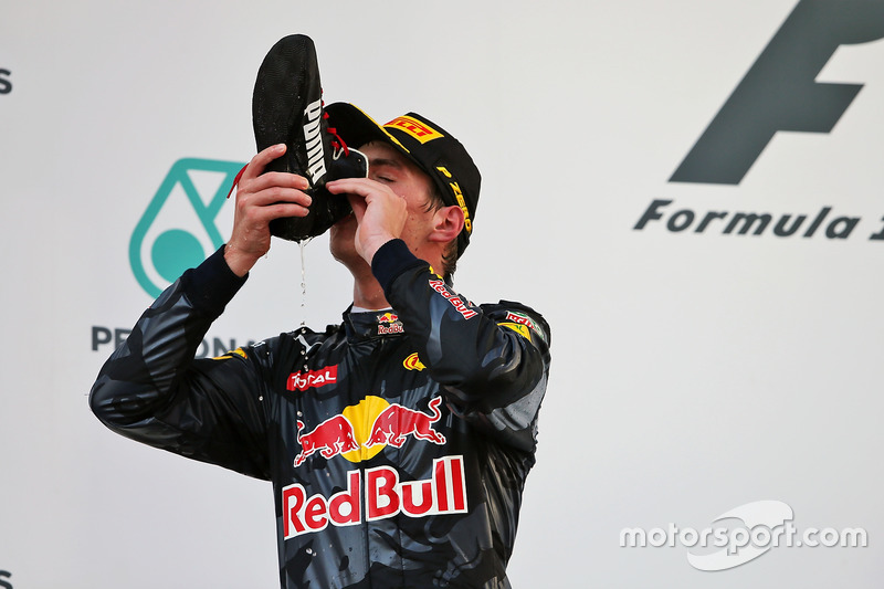 Max Verstappen, Red Bull Racing celebra su segundo puesto en el podio bebiendo champagne desde el la bota del ganador de la carrera Daniel Ricciardo, Red Bull Racing