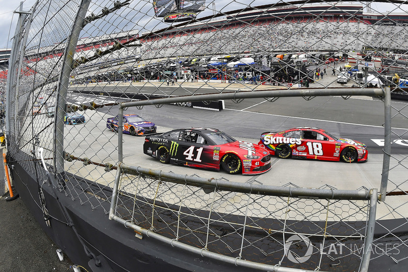 Kyle Busch, Joe Gibbs Racing, Toyota Camry Skittles and Kurt Busch, Stewart-Haas Racing, Ford Fusion Haas Automation/Monster Energy