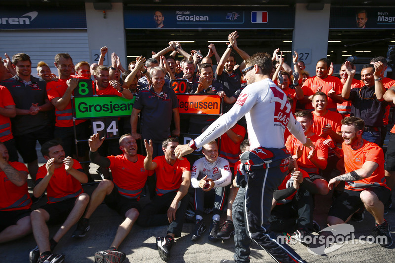 Romain Grosjean, Haas F1 Team, Kevin Magnussen, Haas F1 Team, e il team Haas F1, festeggiano il miglior risultato del team a oggi