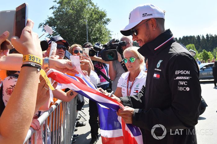 Lewis Hamilton, Mercedes-AMG F1, atiende a los fans