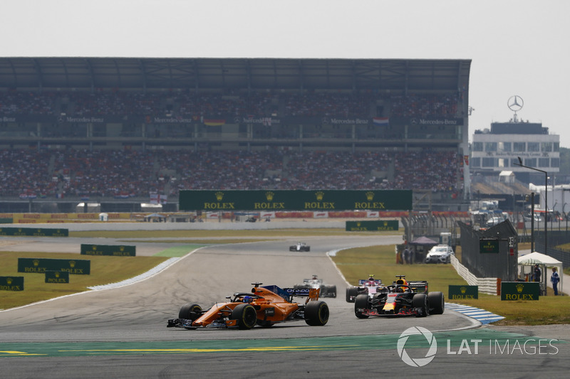 Fernando Alonso, McLaren MCL33, precede Daniel Ricciardo, Red Bull Racing RB14