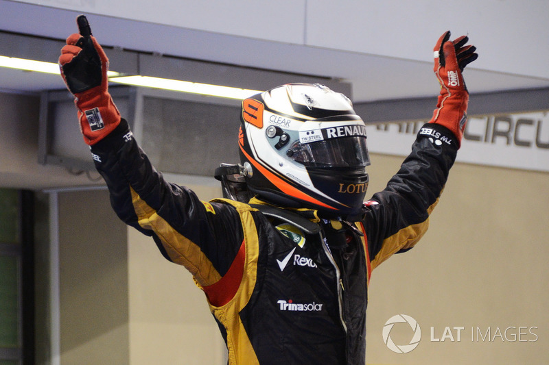 Il vincitore della gara, Kimi Raikkonen, Lotus F1 Team festeggia nel parc ferme