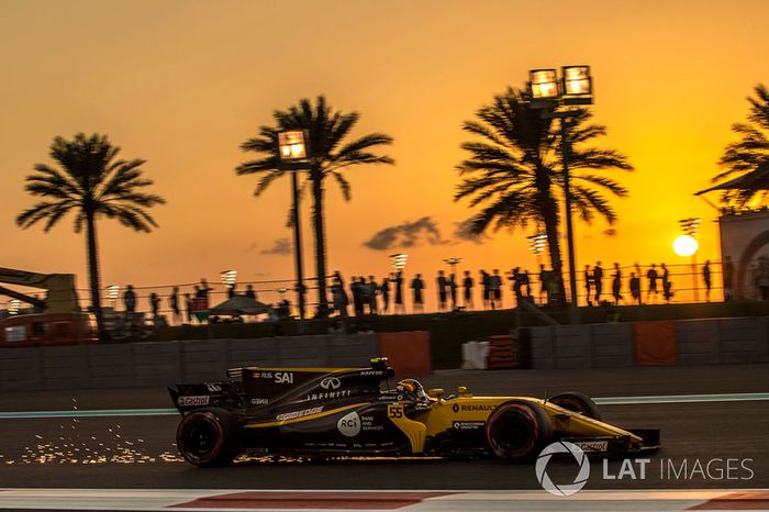 Carlos Sainz Jr., Renault Sport F1 Team RS17 sacando chispas