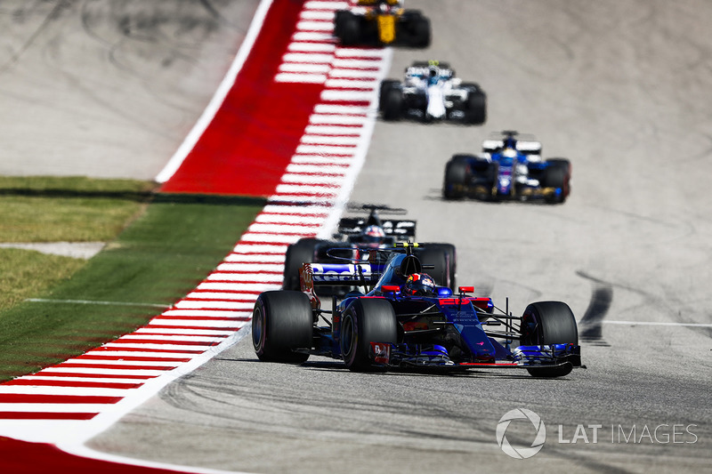 Daniil Kvyat, Scuderia Toro Rosso STR12, Romain Grosjean, Haas F1 Team VF-17