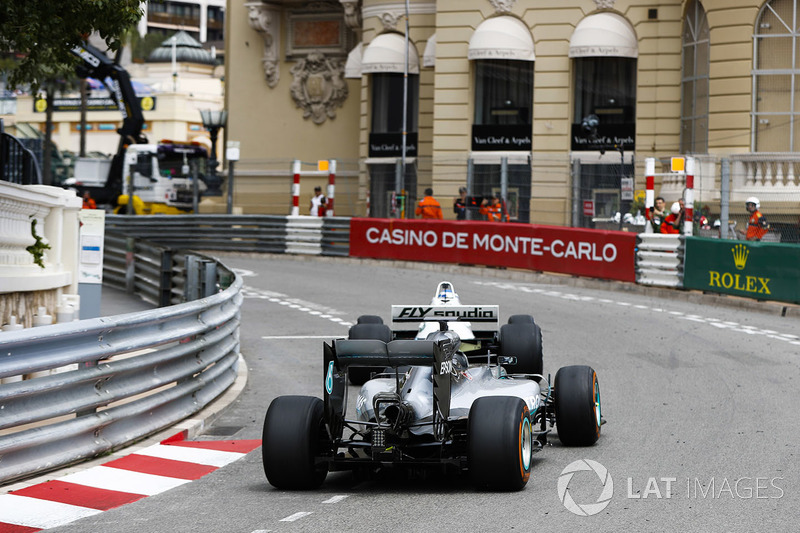 Keke Rosberg precede il figlio Nico Rosberg mentre fanno un giro del circuito al volante delle loro rispettive monoposto iridate
