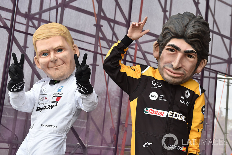 Куклы Карлоса Сайнса, Renault Sport F1 Team, и Валттери Боттаса, Mercedes AMG F1