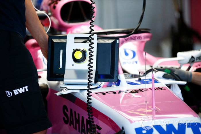 Esteban Ocon, Force India VJM11 Mercedes, con las pantallas y la visión no tan amigable del Halo