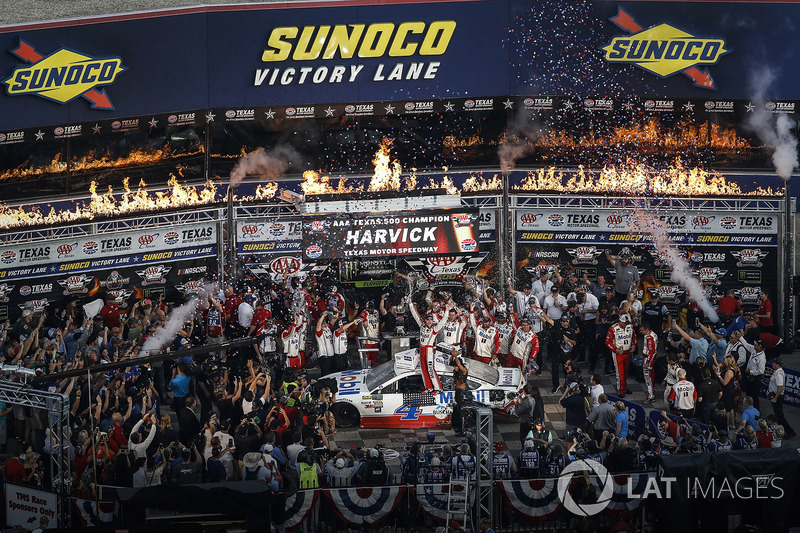 3. Ganador de la carrera Kevin Harvick, Stewart-Haas Racing Ford