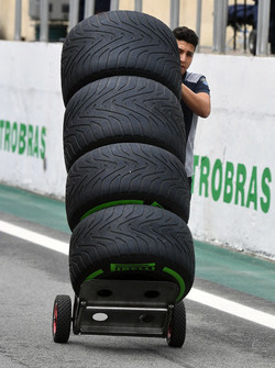 Механик Scuderia Toro Rosso и шины Pirelli