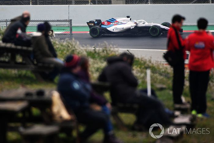 Fans miran a Sergey Sirotkin, Williams FW41