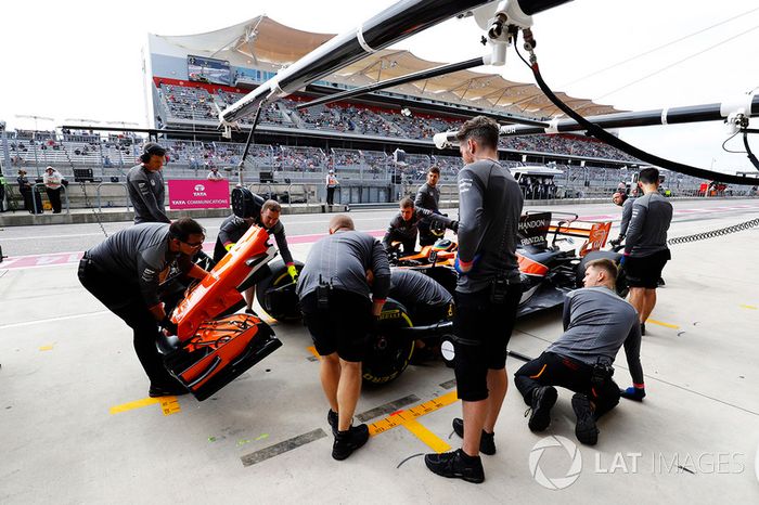 La práctica del equipo McLaren una nariz cambia en los boxes en el coche de Fernando Alonso, McLaren MCL32
