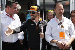 Eric Boullier, Racing Director, McLaren, en Fernando Alonso, McLaren, met spelers van Canadiens NHL Ice Hockey team