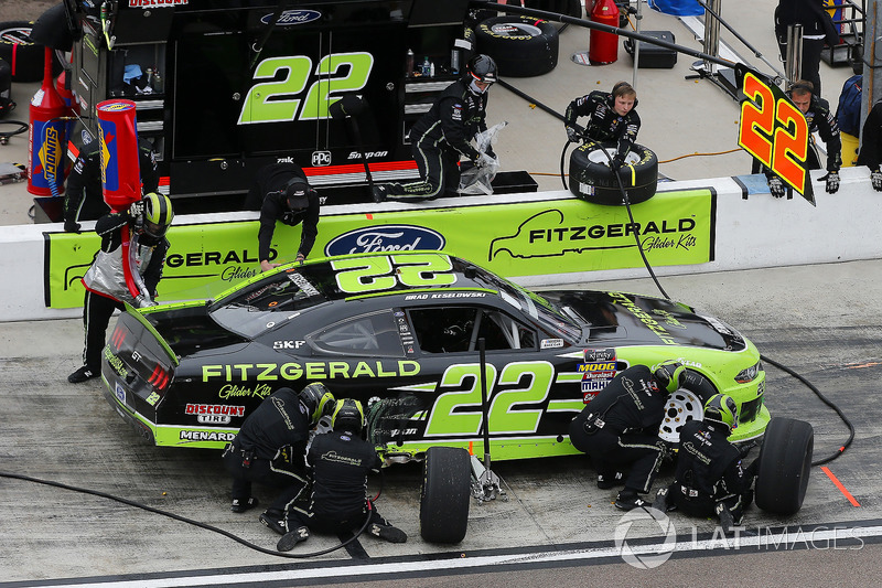 Brad Keselowski, Team Penske, Ford Mustang Fitzgerald Glider Kits pit stop