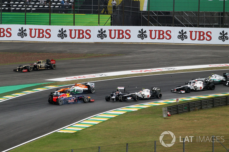 Bruno Senna, Williams FW34, Sebastian Vettel, Red Bull Racing RB8 and Sergio Perez, Sauber C31 colli