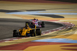 Stoffel Vandoorne, McLaren MCL33 Renault, Esteban Ocon, Force India VJM11 Mercedes