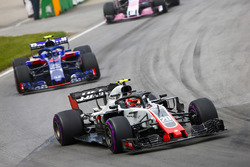 Кевин Магнуссен, Haas F1 Team VF-18, и Пьер Гасли, Scuderia Toro Rosso STR13