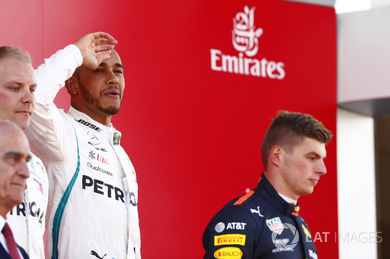 Lewis Hamilton, Mercedes AMG F1, festeggia la vittoria sul podio con Valtteri Bottas, Mercedes AMG F1 e Max Verstappen, Red Bull Racing