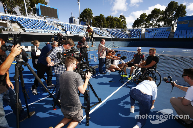 Romain Grosjean, Haas F1 Team, mit Paralympics-Sieger Dylan Alcott