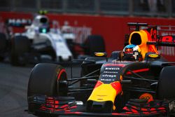 Daniel Ricciardo, Red Bull Racing RB13, Lance Stroll, Williams FW40