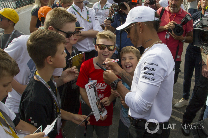 Lewis Hamilton, Mercedes AMG F1 signs autographs for the fans