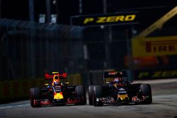 Max Verstappen, Red Bull Racing RB12 y Daniil Kvyat, Toro Rosso STR11