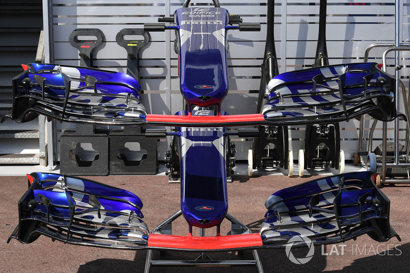 Le nez et les ailerons avant de la Scuderia Toro Rosso STR12