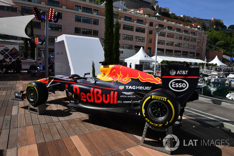 Шоу кар Red Bull Racing RB13 на Red Bull Racing Energy Station