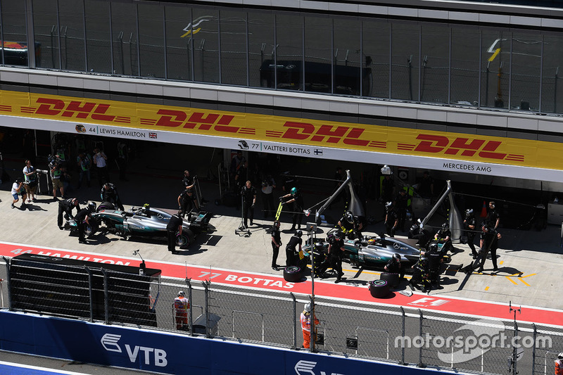 Валттери Боттас, Mercedes AMG F1 W08, и Льюис Хэмилтон, Mercedes AMG F1 W08