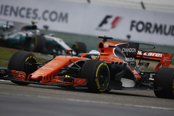Фернандо Алонсо, McLaren MCL32, и Валттери Боттас, Mercedes AMG F1 W08