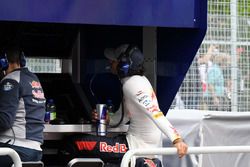 Carlos Sainz Jr., Scuderia Toro Rosso en la entrada del pitwall