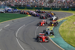Sebastian Vettel, Ferrari SF70H, devant Valtteri Bottas, Mercedes AMG F1 W08, Kimi Raikkonen, Ferrari SF70H, Max Verstappen, Red Bull Racing RB13, et le reste du peloton dans le premier virage