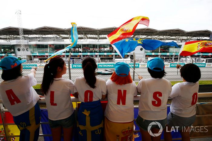 Lewis Hamilton, Mercedes AMG F1 W08, y un grupo de fans de Fernando Alonso, McLaren