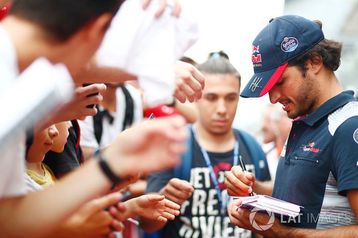Carlos Sainz Jr., Scuderia Toro Rosso,firma autógrafos a los fans