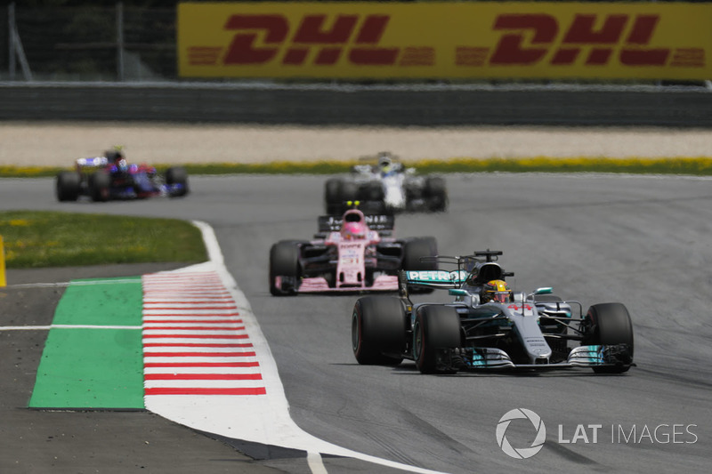 Já na Áustria, teve de trocar o câmbio e perdeu cinco posições no grid – o mesmo aconteceu com Bottas na corrida seguinte, na Inglaterra.