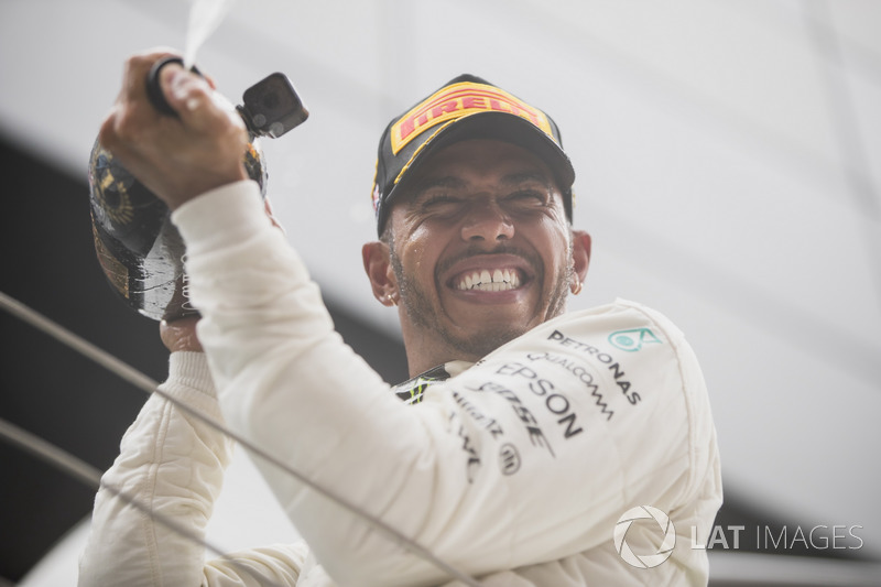 Race winner Lewis Hamilton, Mercedes AMG F1, sprays Champagne from the podium