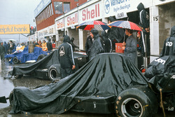 Les Shadow DN1 Ford de Jackie Oliveret George Follmer dans les stands, couvertes de baches.