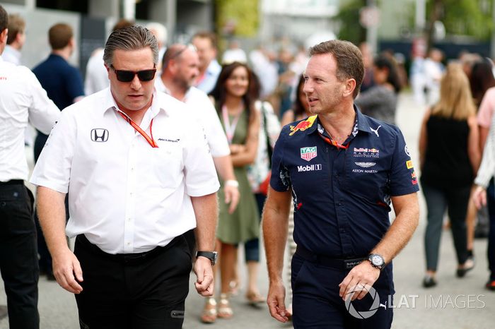 Zak Brown, Director McLaren Technology Group, Christian Horner, director del equipo, Red Bull Racing, en el paddock